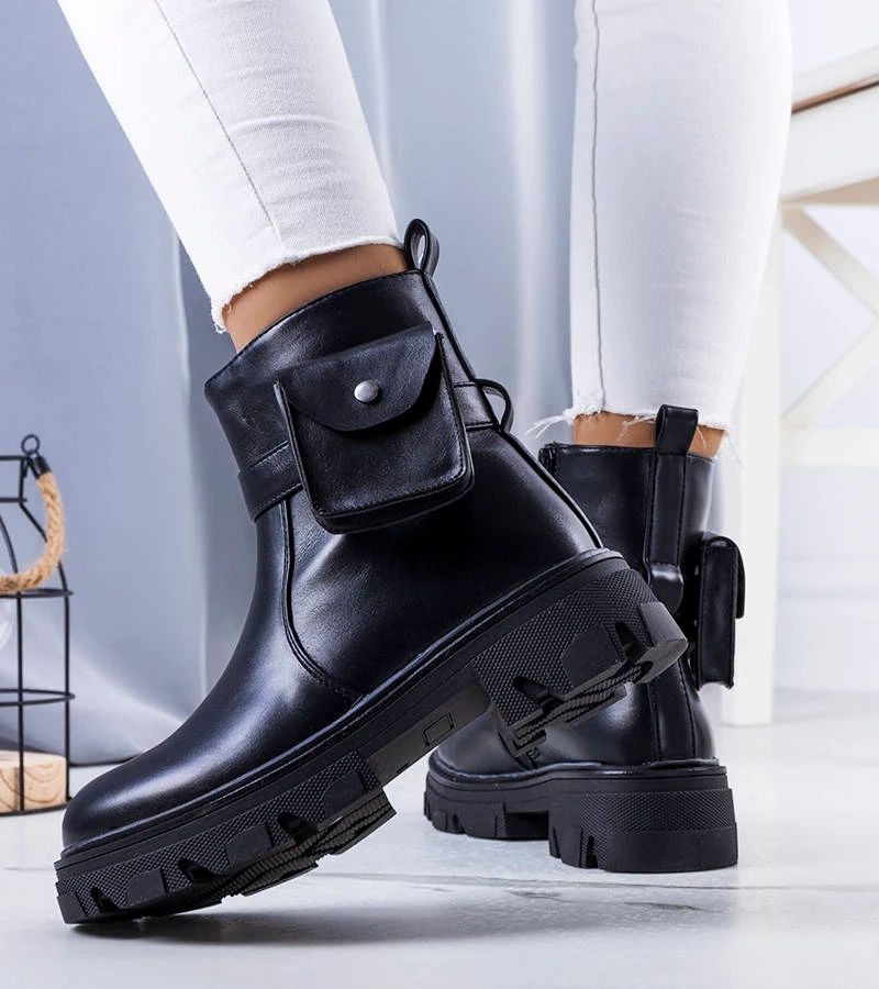 Czarne botki na płaskim obcasie