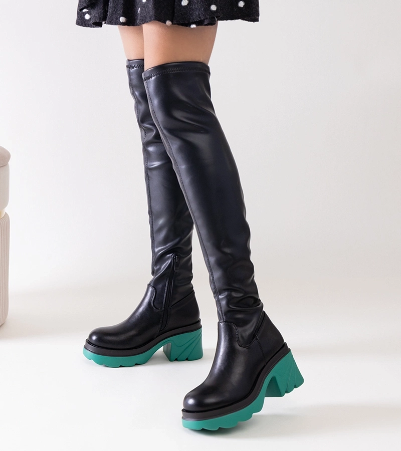 Czarne ocieplane kozaki na masywnym słupku