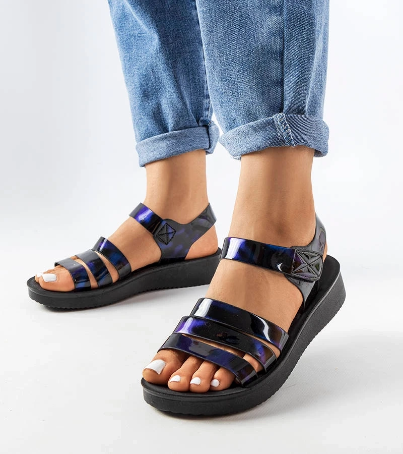 Granatowe błyszczące sandały na koturnie