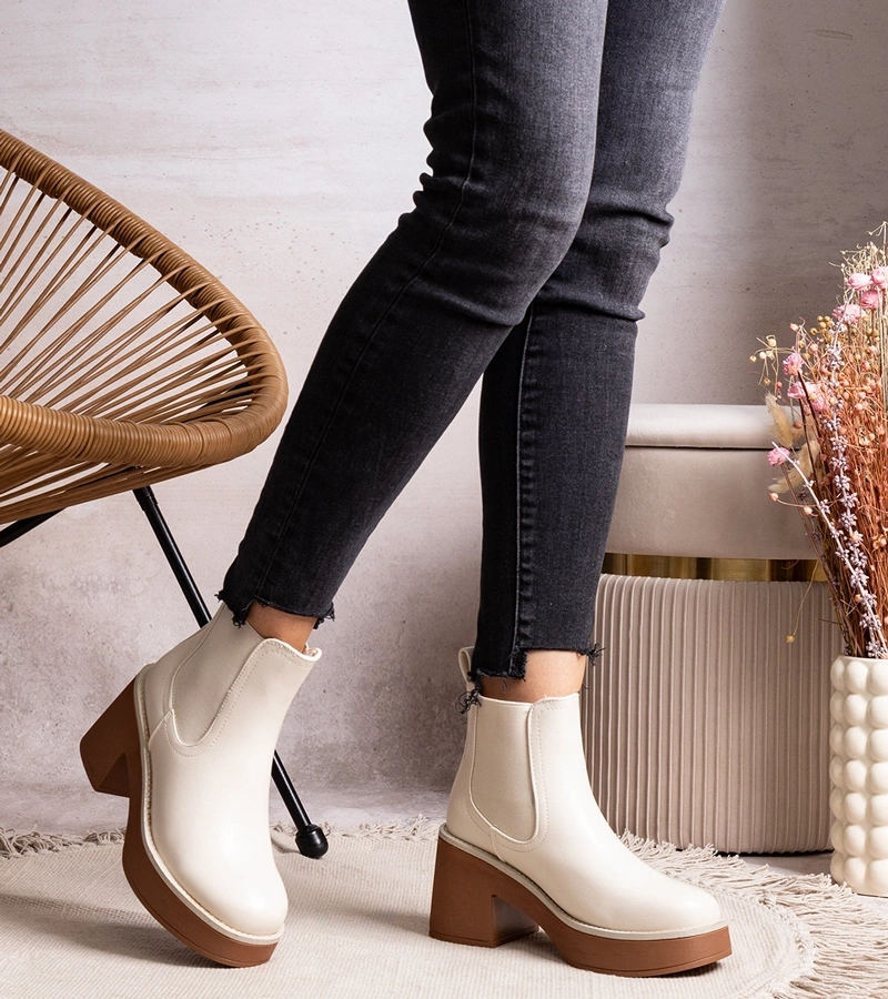 Beżowe botki na słupku