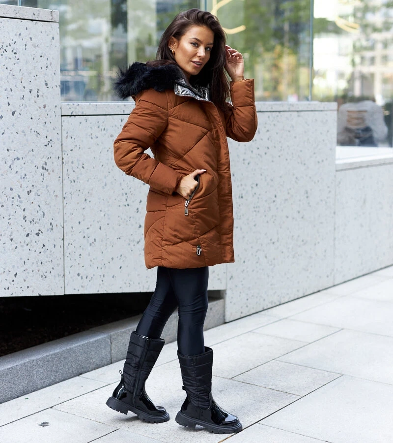 Brązowa pikowana kurtka z odpinanym futerkiem