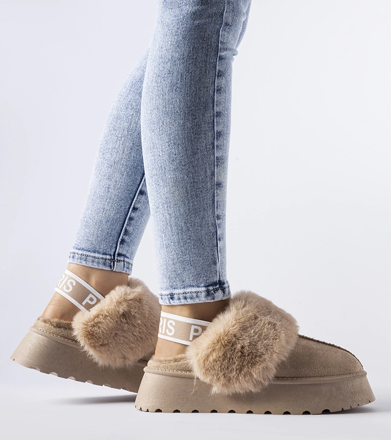 Beżowe ocieplane kapcie z gumką i futrem