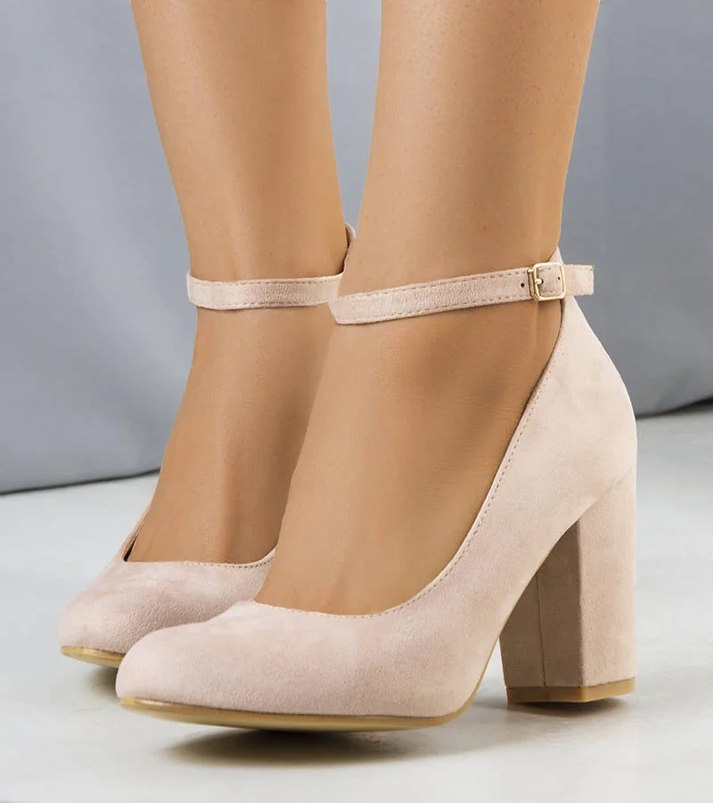 Beżowe czółenka na słupku