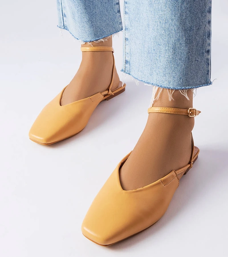 Beżowe sandały z zakrytym noskiem