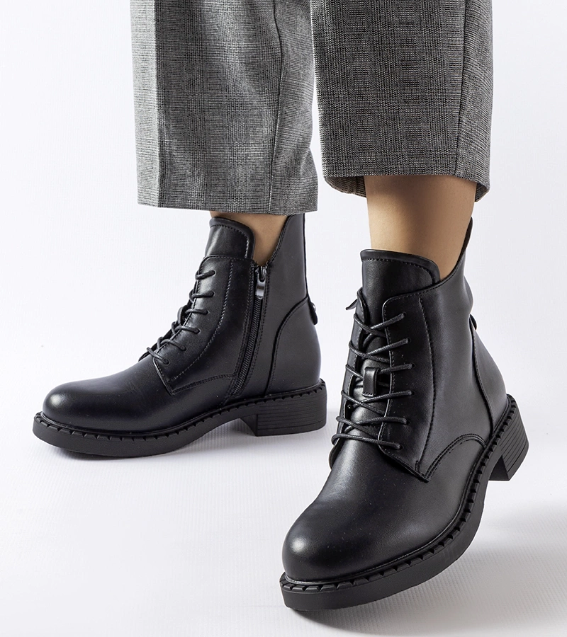 Czarne asymetryczne płaskie botki