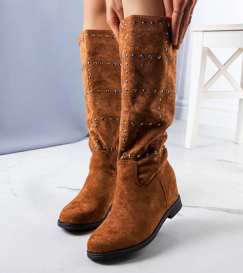 Camelowe kozaki na ukrytym koturnie