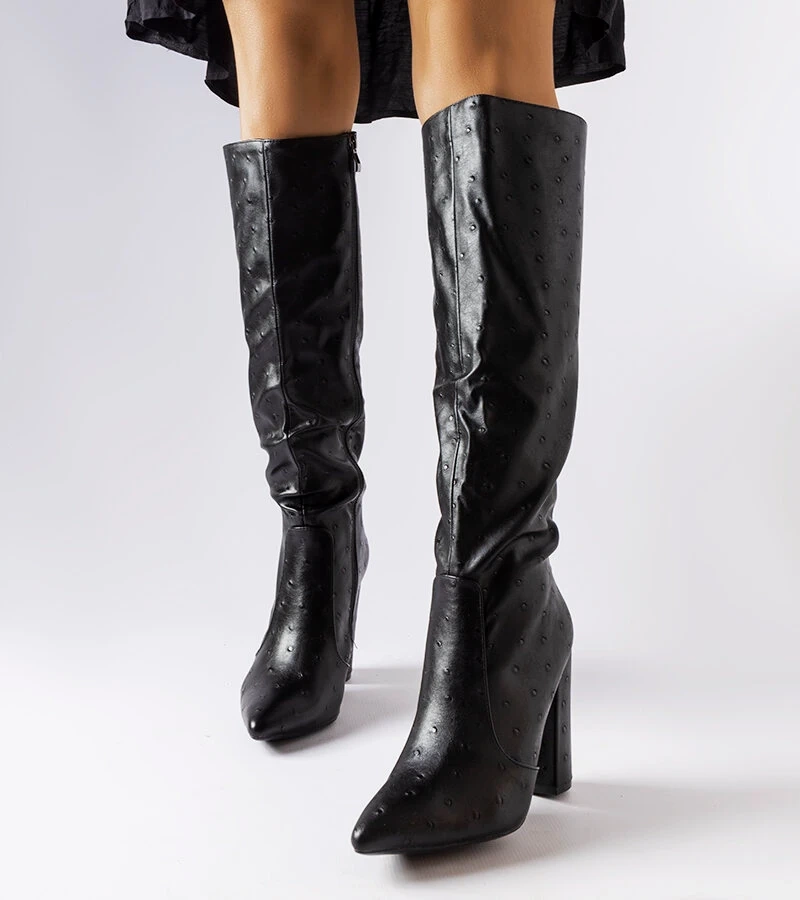 Czarne kozaki na słupku zdobione tłoczeniem