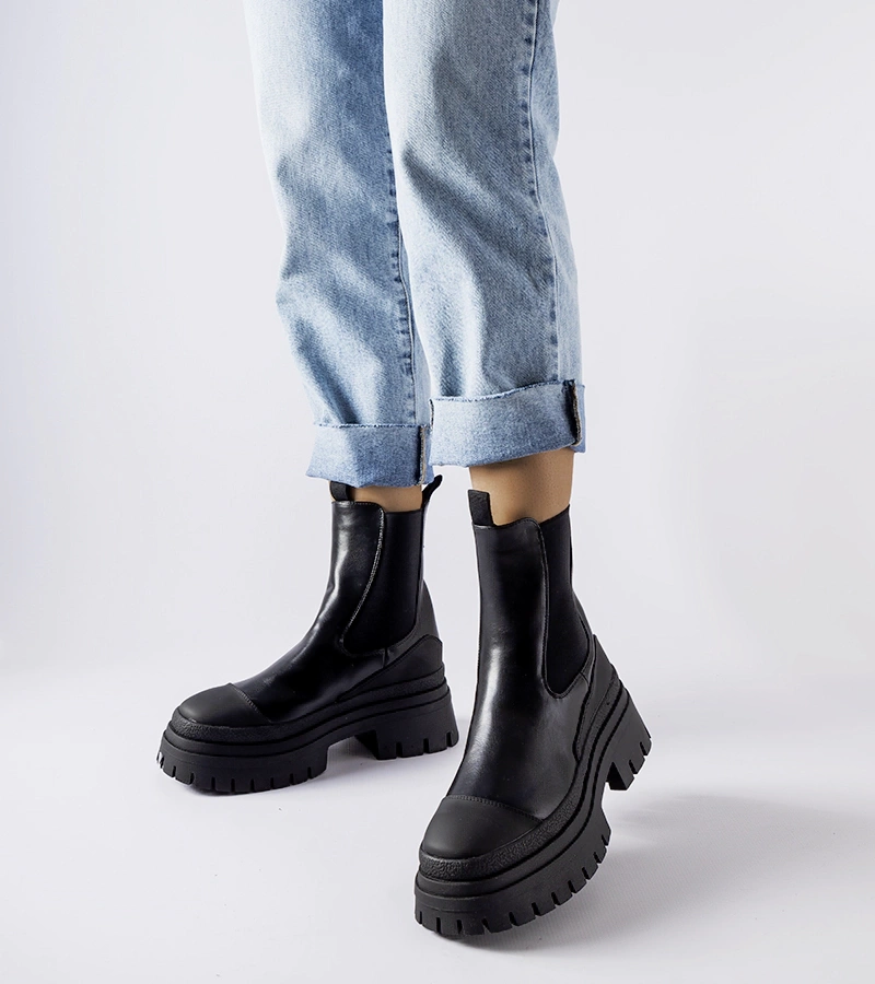 Czarne masywne botki