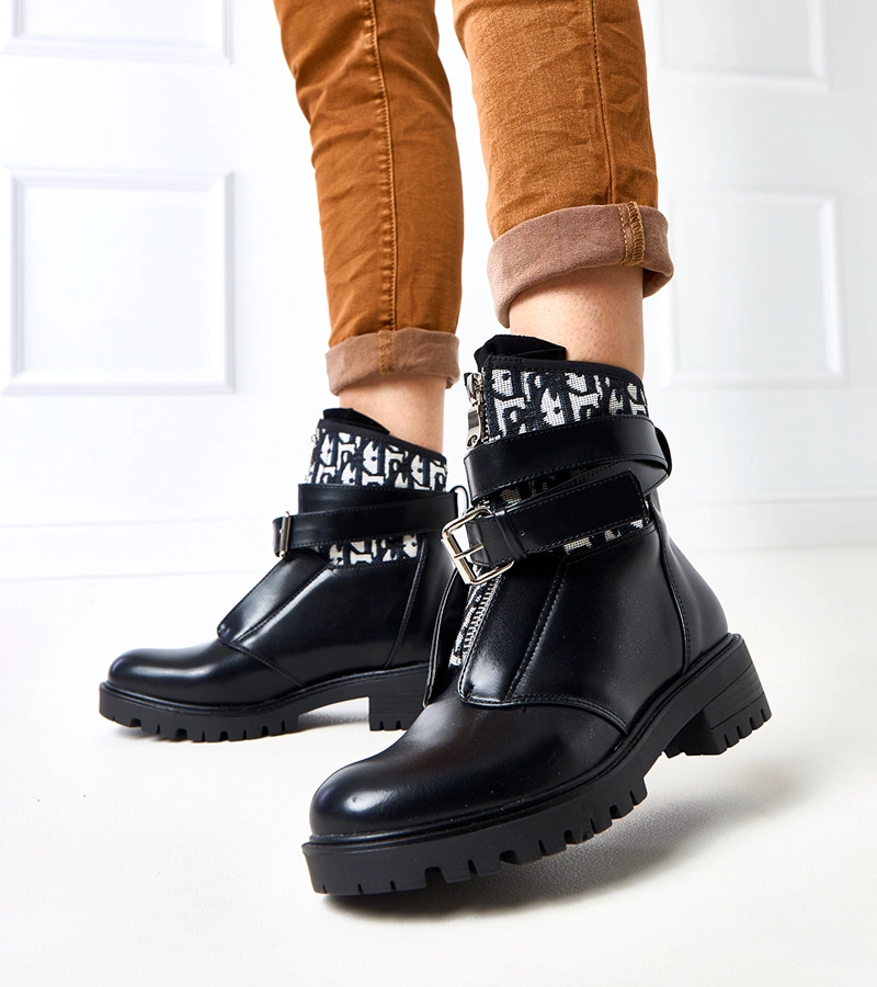 Czarne botki z ozdobnym haftem