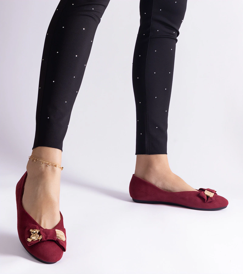 Bordowe balerinki zdobione kokardką i broszką