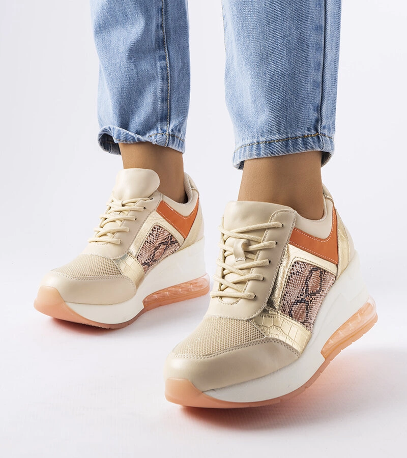 Beżowe sneakersy ze wzorzystą wstawką na koturnie