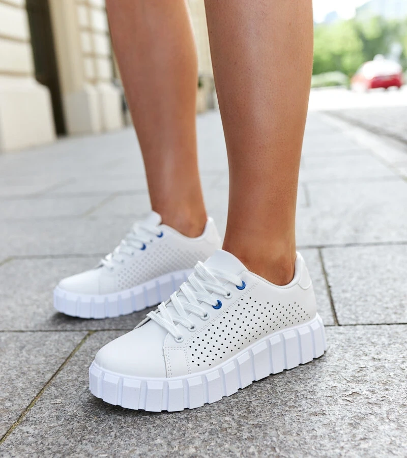 Białe sneakersy na masywnej podeszwie