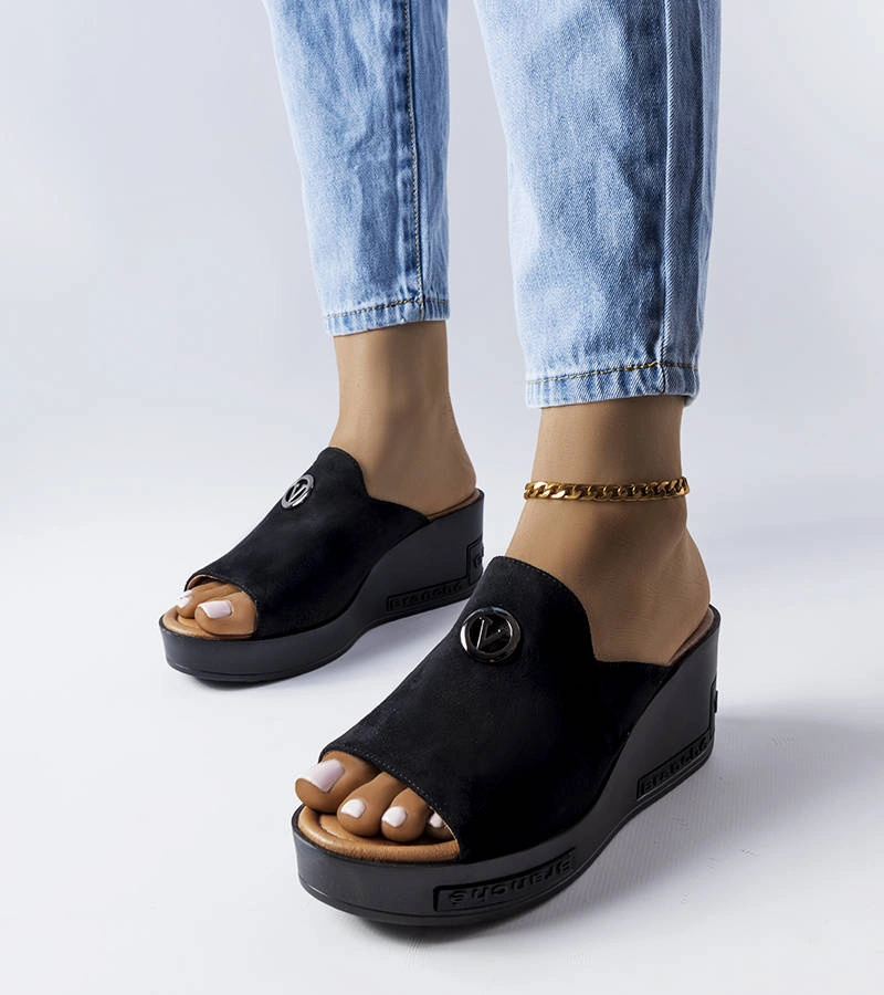 Czarne klapki na koturnie