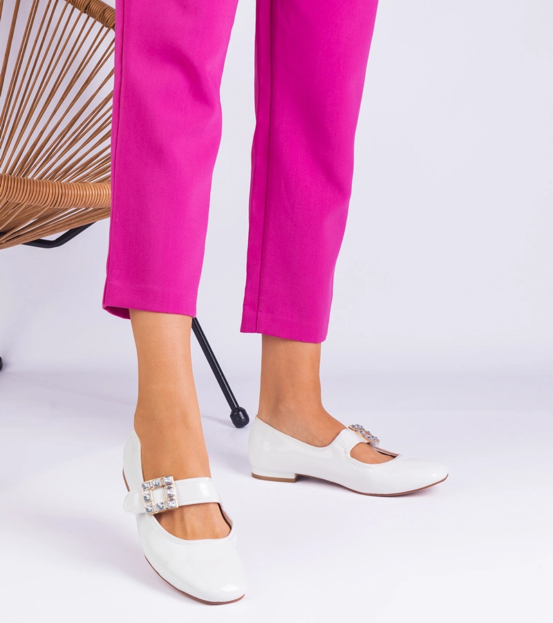 Hers baleriny damskie białe lakierowane z klamrą