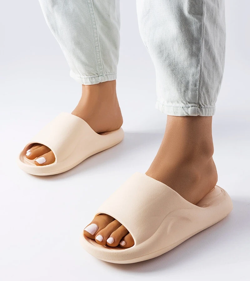 Różowe klapki gumowe