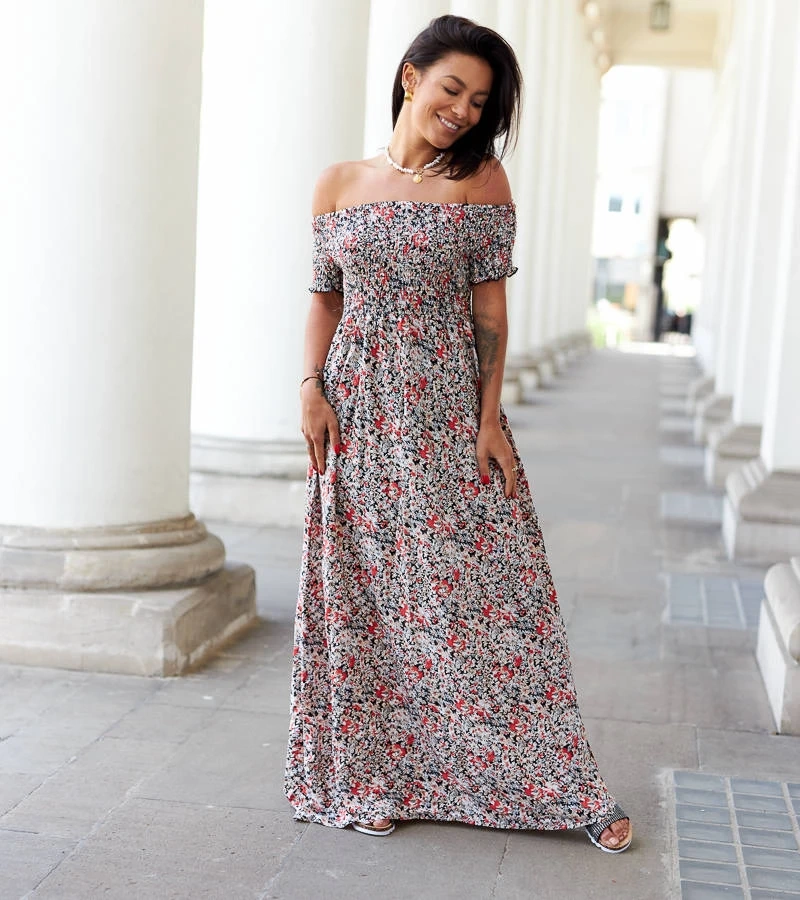 Czarna sukienka maxi z marszczeniem