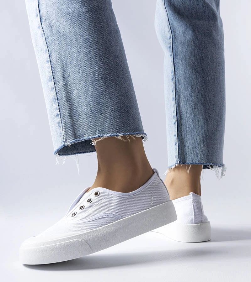 Białe wsuwane trampki na wysokiej podeszwie