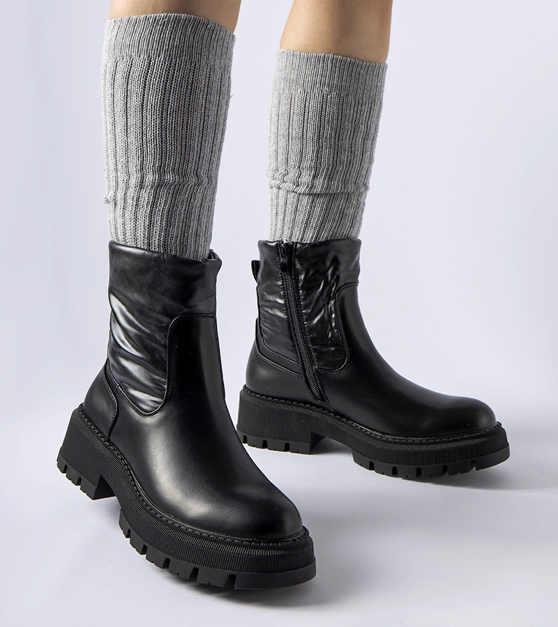 Czarne płaskie botki z efektowną cholewką