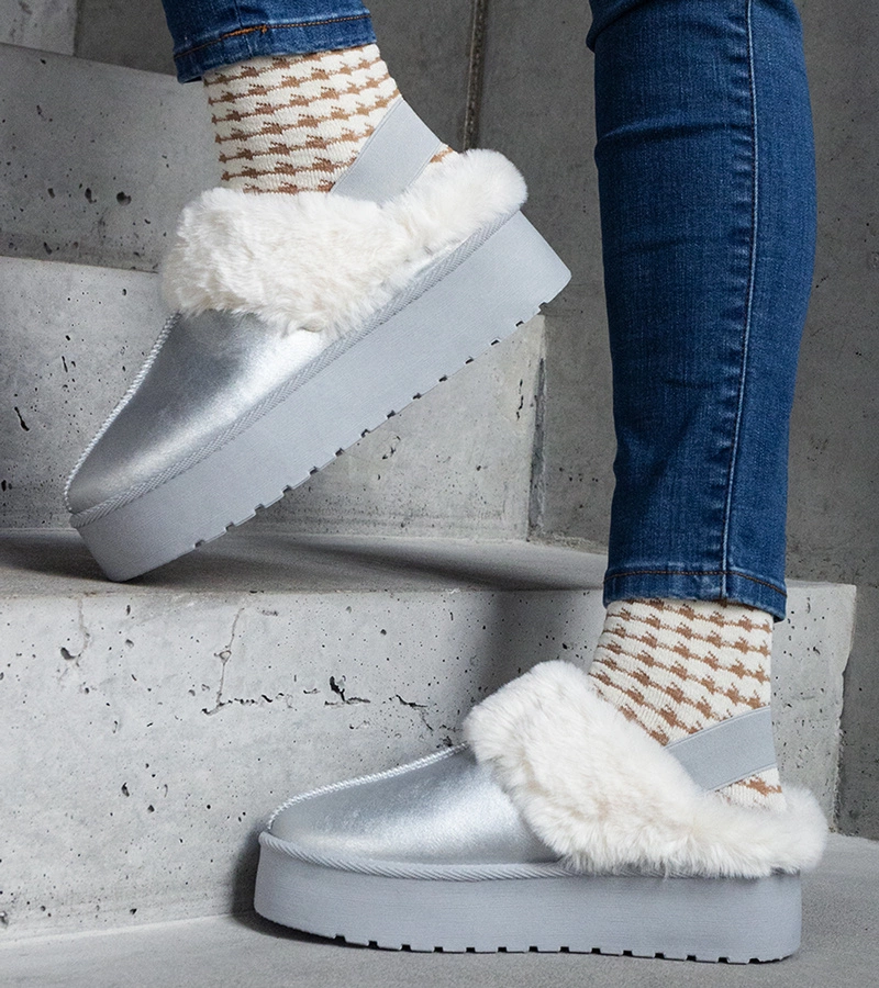 Srebrne kapcie na platformie ozdobione futerkiem z gumką przy pięcie