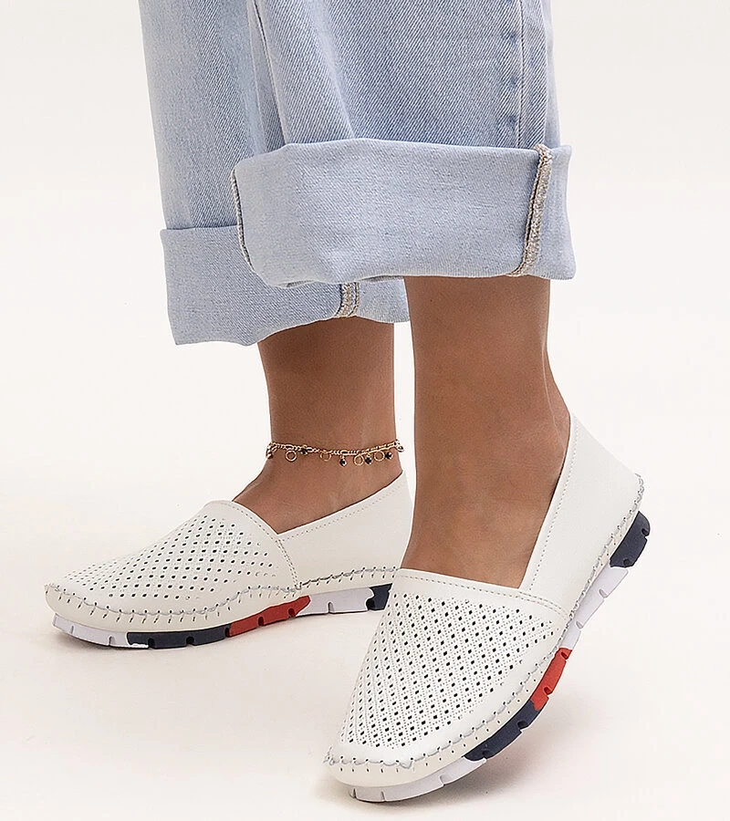 Białe ażurowe skórzane półbuty