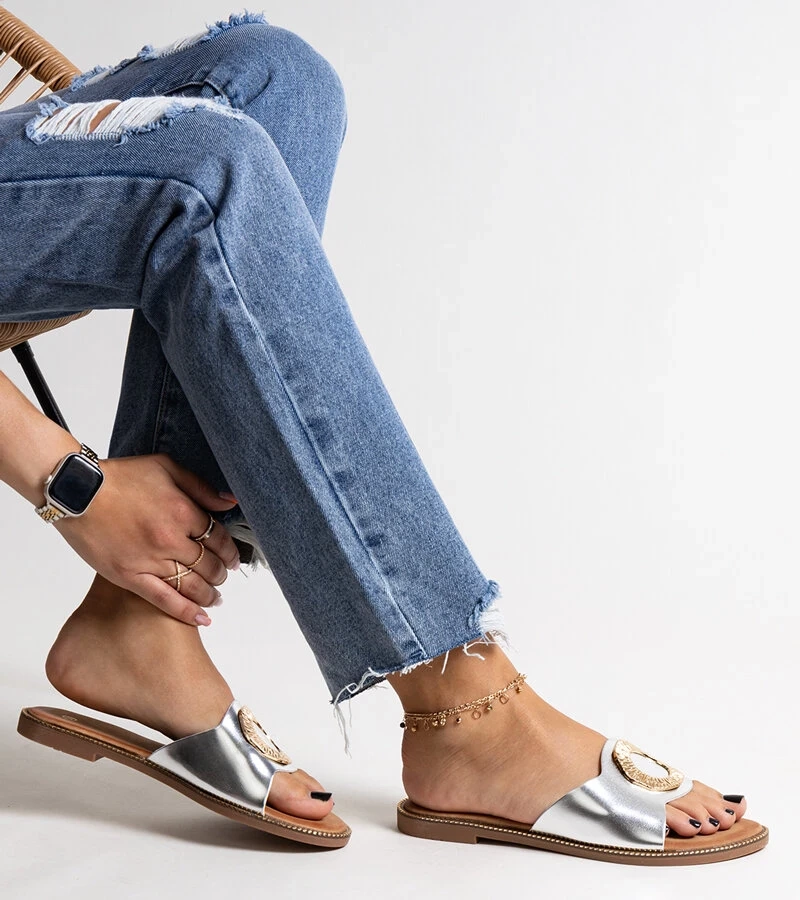 Srebrne klapki z ozdobną klamerką