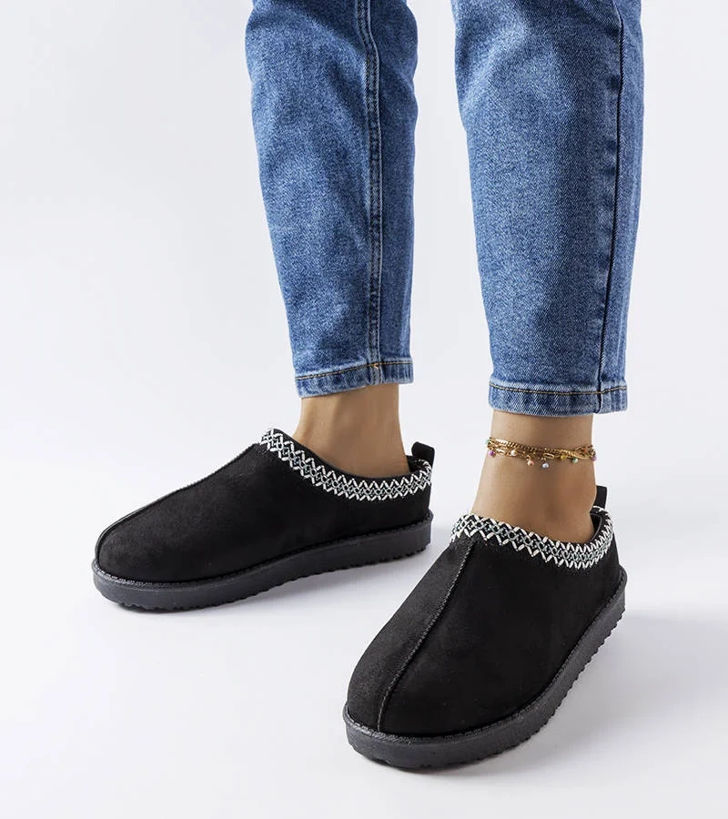 Czarne ocieplane kapcie zdobione haftem