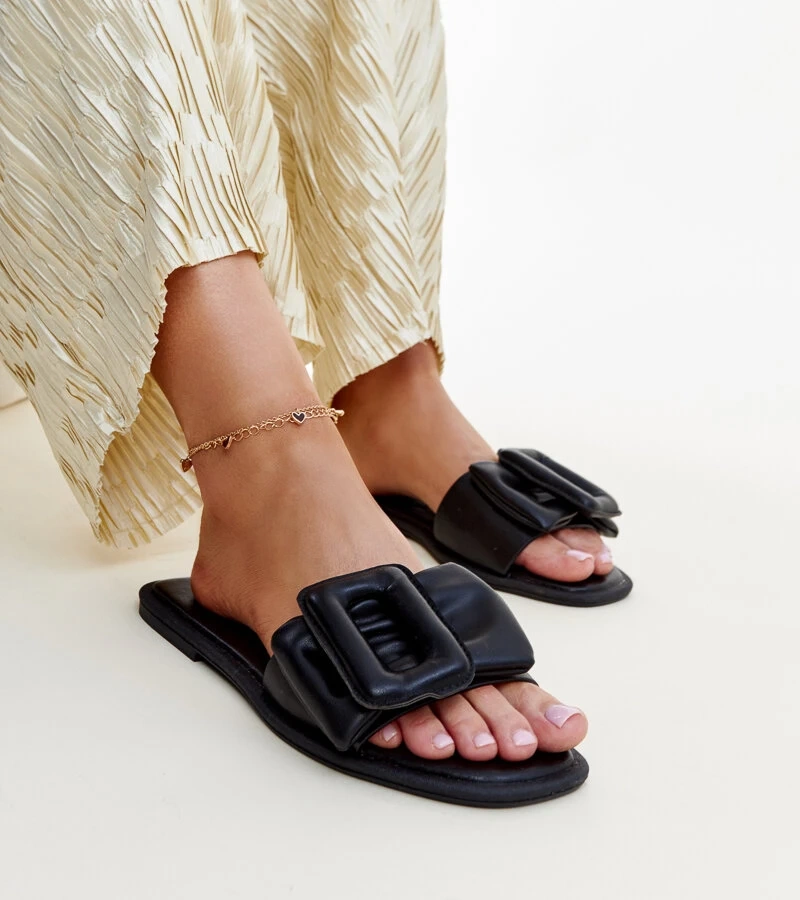 Czarne klapki z klamerką