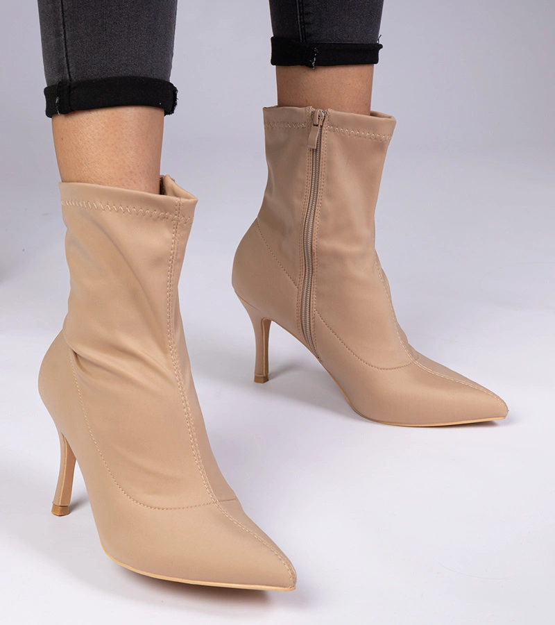 Hers Beżowe botki o satynowym wykończeniu na szpilce