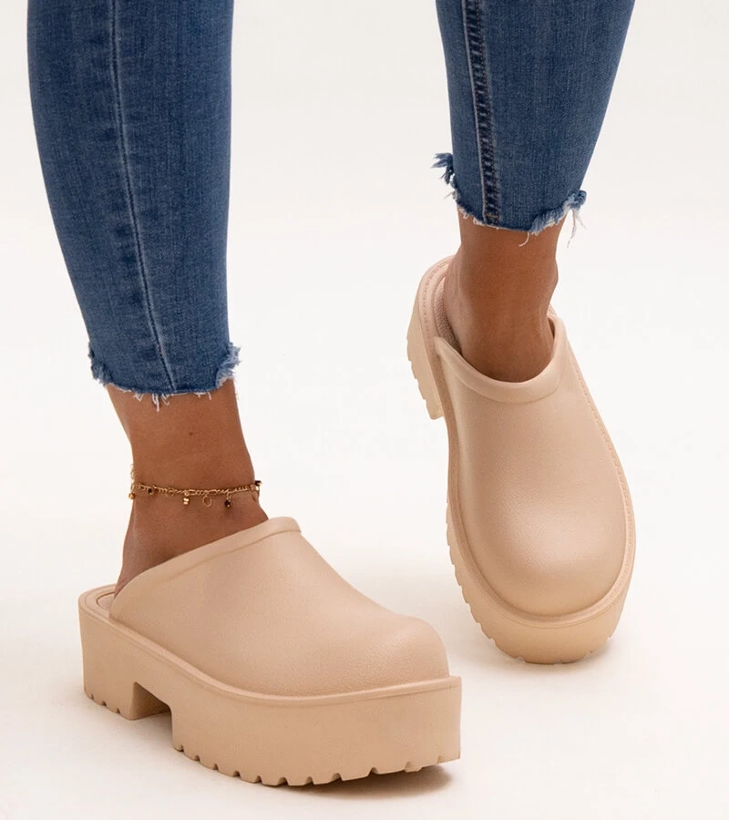 Beżowe klapki na masywnej podeszwie