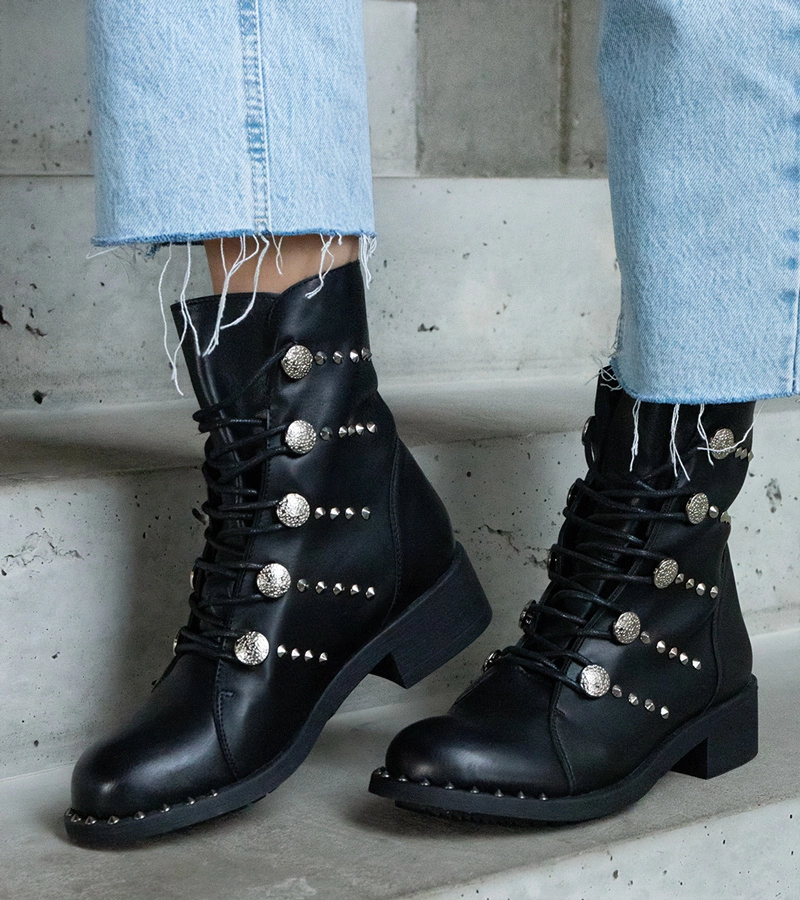 Czarne botki wiązane zdobione ćwiekami