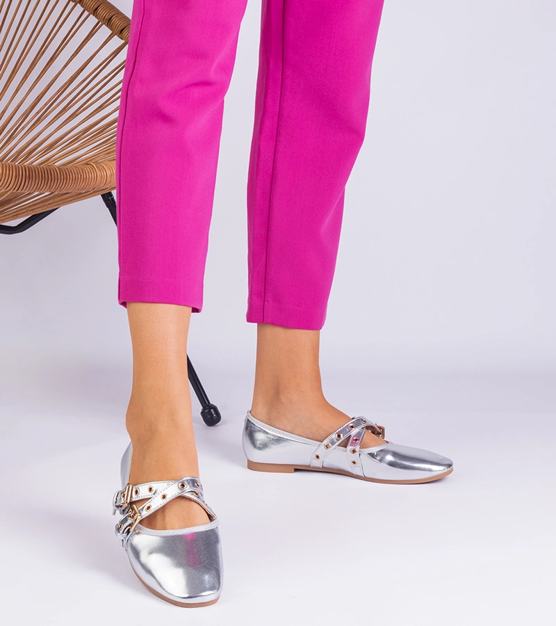 Hers baleriny damskie srebrne z ekoskóry zdobione klamrami