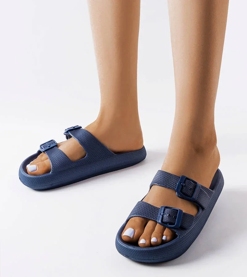 Granatowe klapki zdobione klamerkami