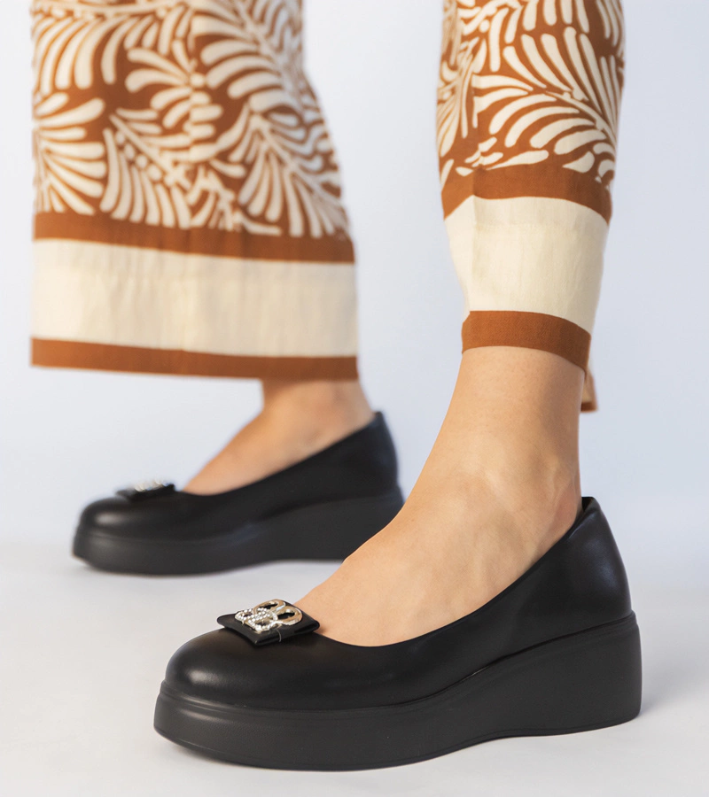 Hers Czarne półbuty na platformie z cyrkoniową ozdobą