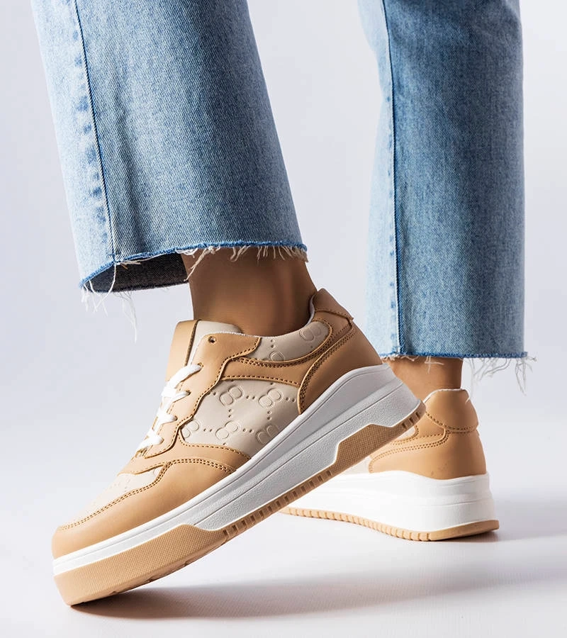Beżowe sneakersy zdobione przeszyciami