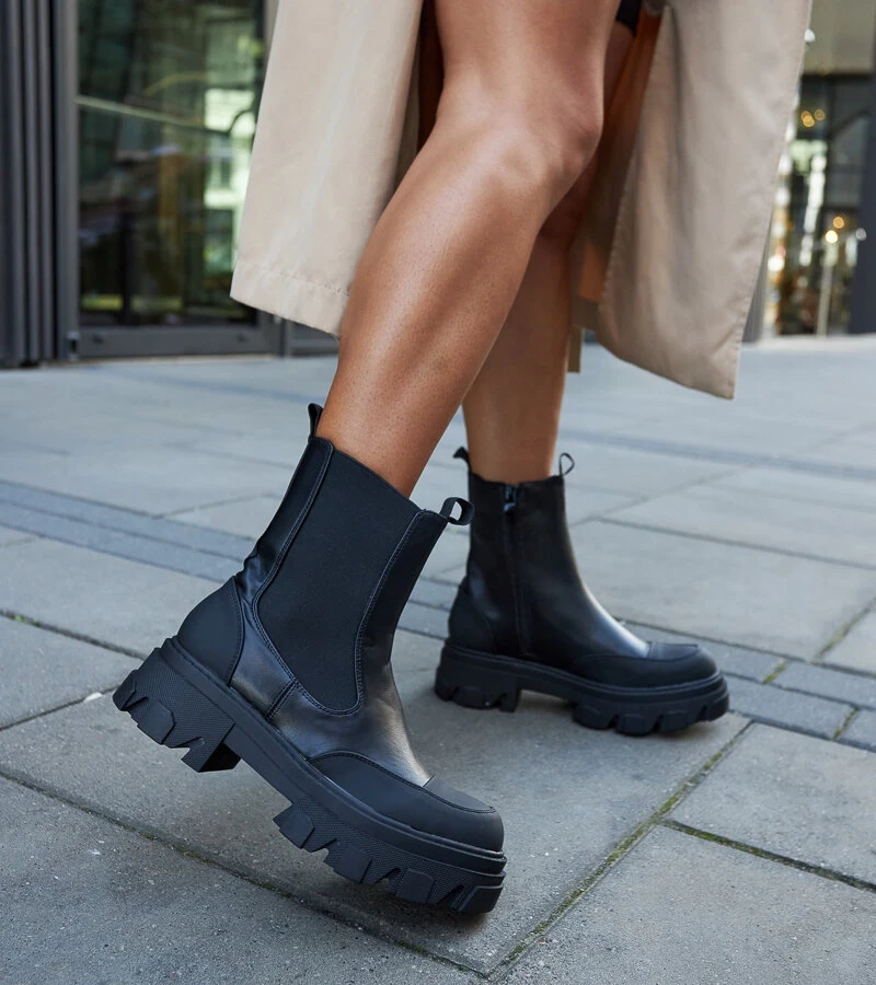 Czerne botki z widocznym bieżnikiem