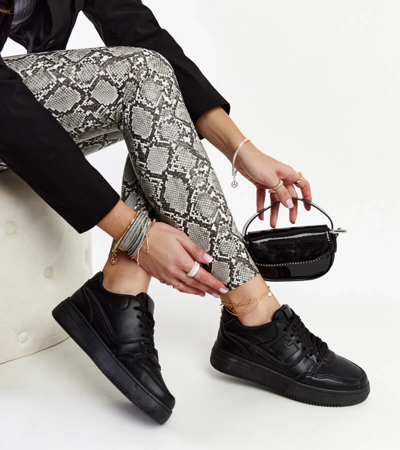 Czarne sneakersy na platformie