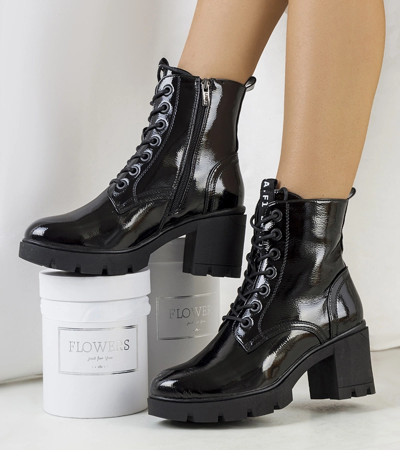 Czarne botki lakierowane z wiązaniem