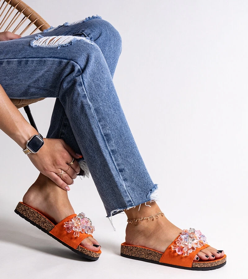 Pomarańczowe klapki ozdobione kamyczkami