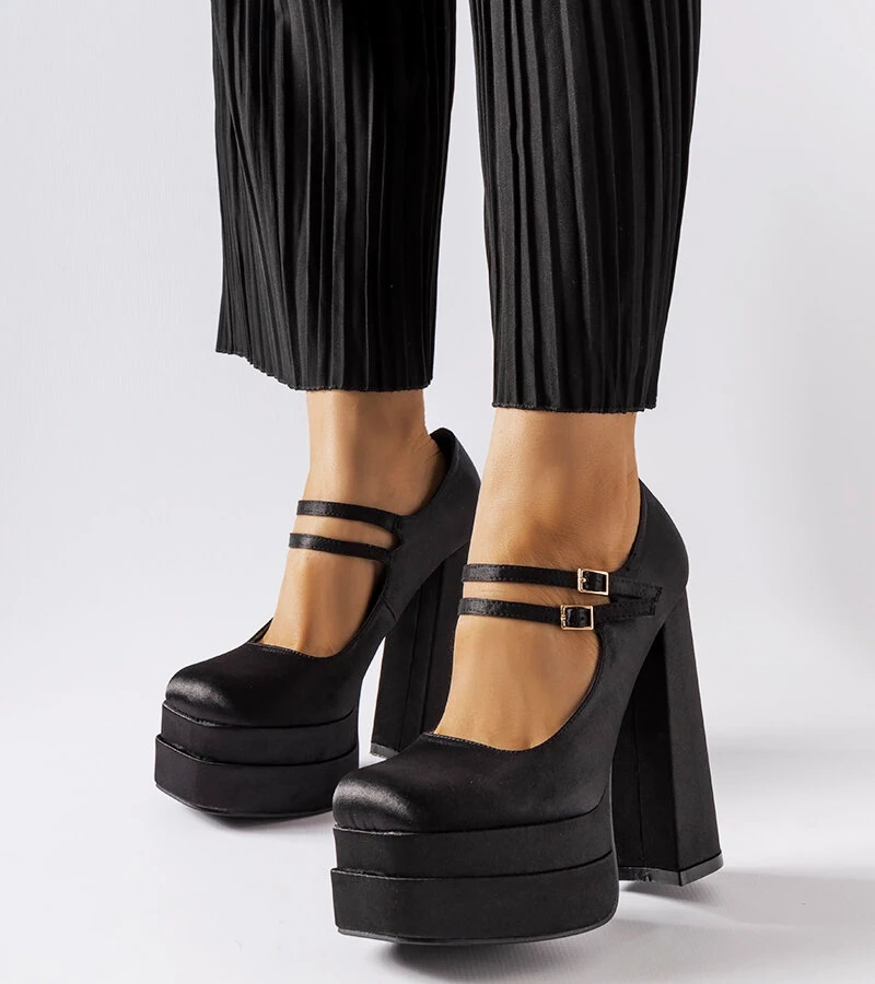 Czarne czółenka na wysokim słupku