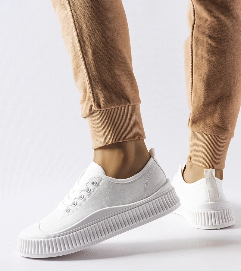 Białe trampki na platformie