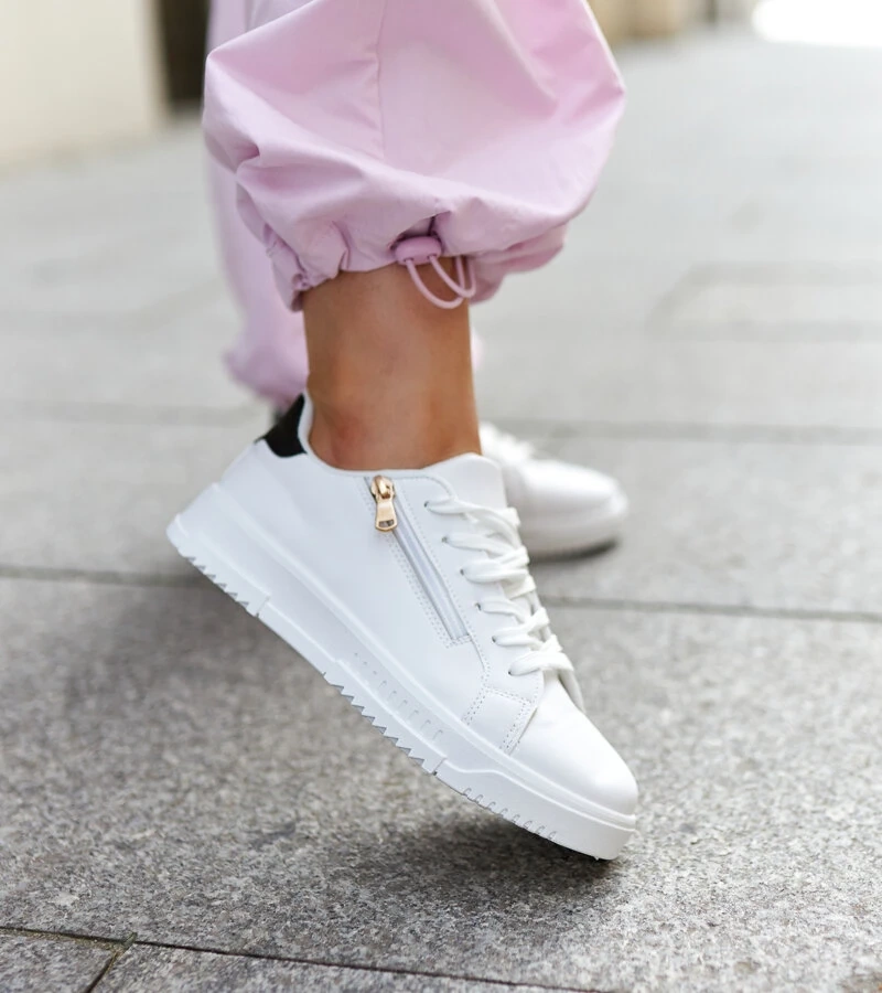 Białe sneakersy z suwakiem na boku