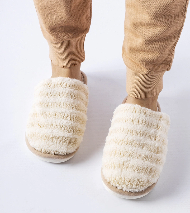 Beżowo-białe ciepłe kapcie w paski