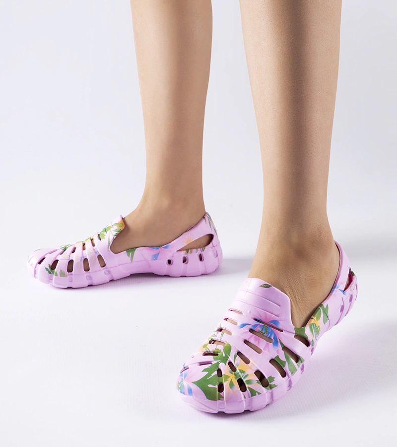 Różowe gumowe klapki ze wzorem