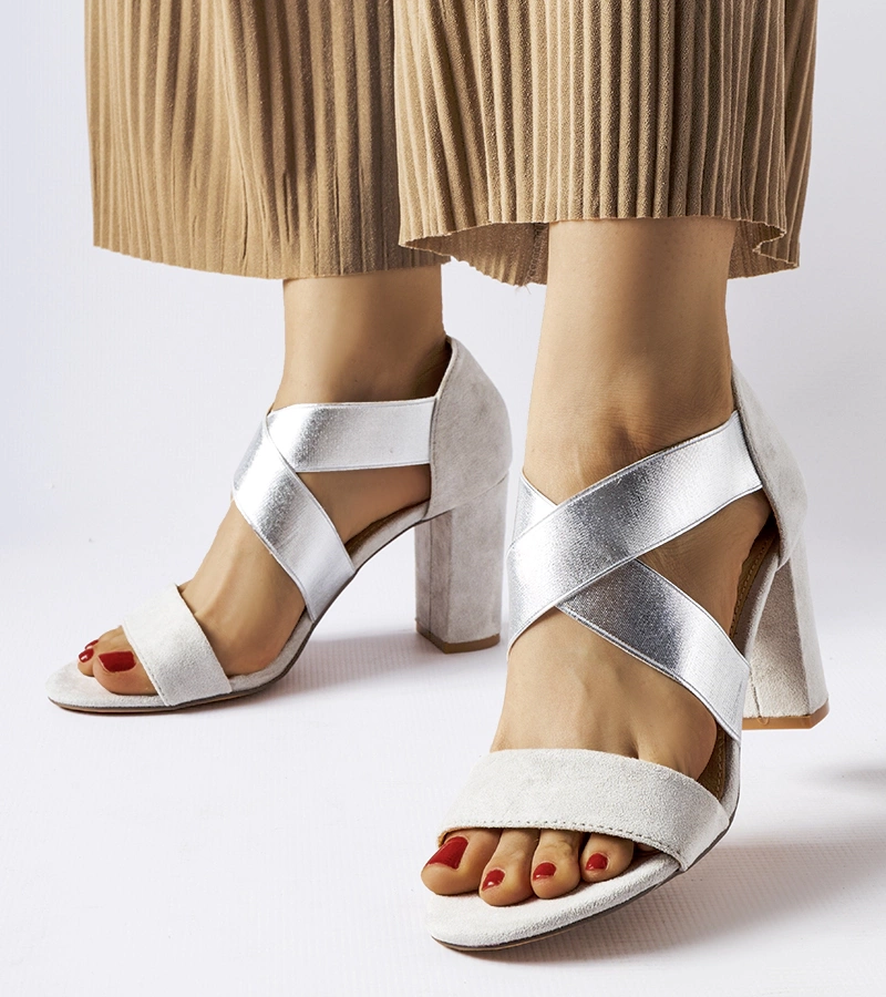 Szare sandały na słupku