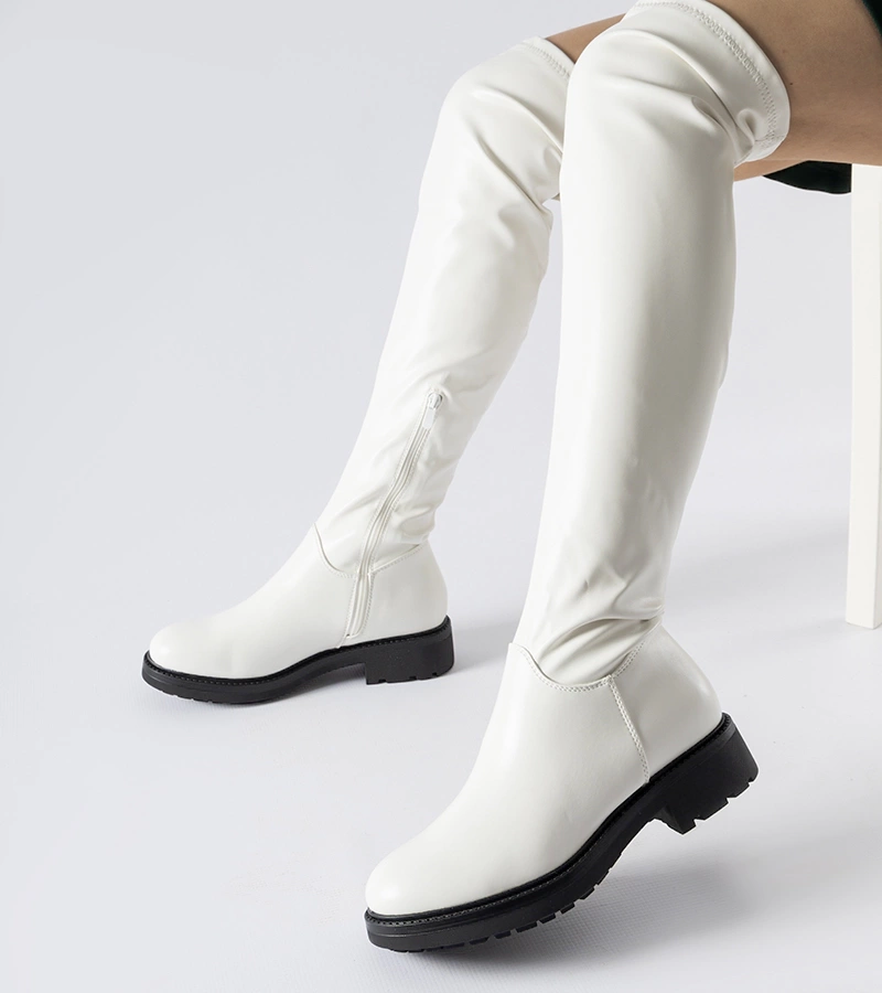 Beżowe płaskie klasyczne kozaki