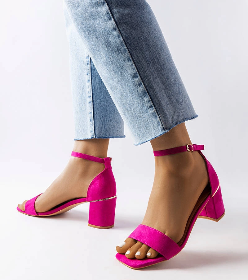 Różowe sandałki na niskim słupku