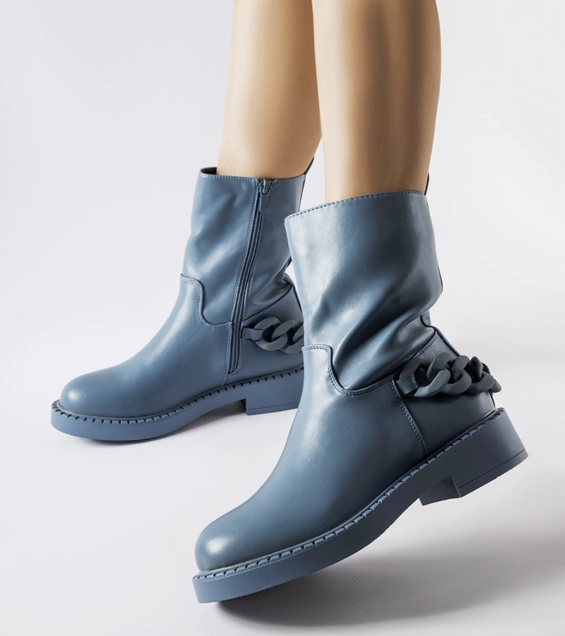 Niebieskie ocieplane botki z łańcuchem