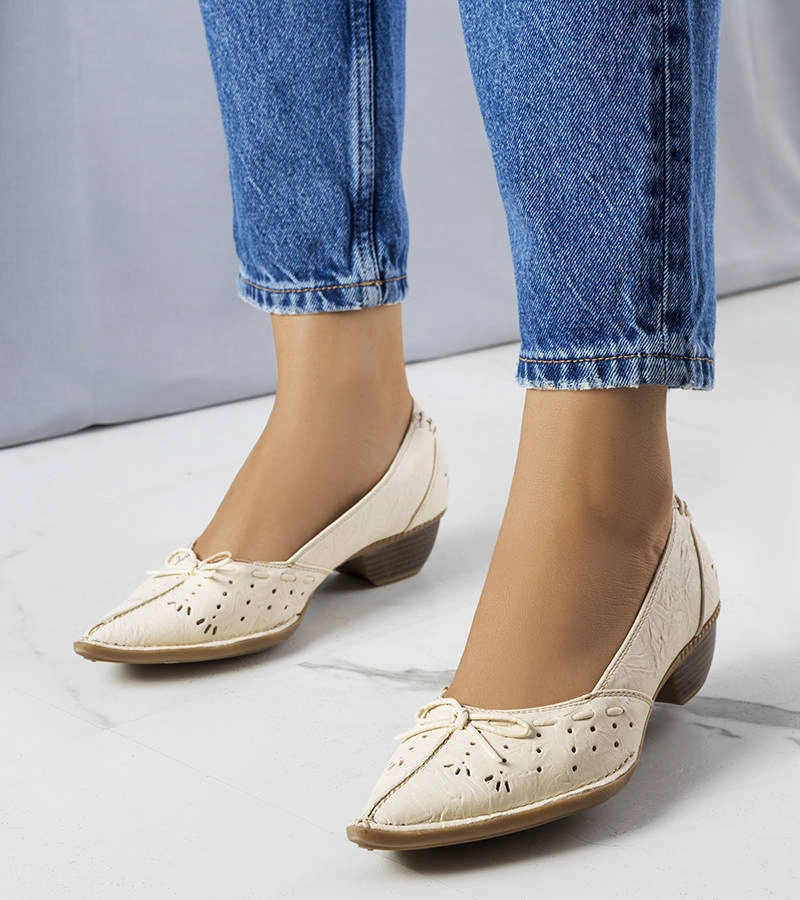 Białe baleriny z noskiem w szpic