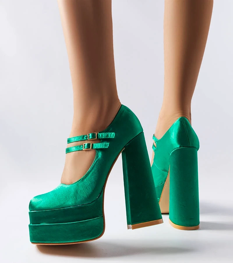 Zielone czółenka na wysokim słupku