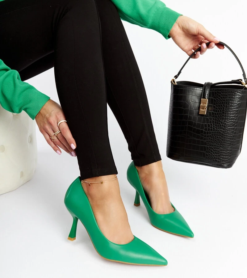 Zielone szpilki na niskim obcasie